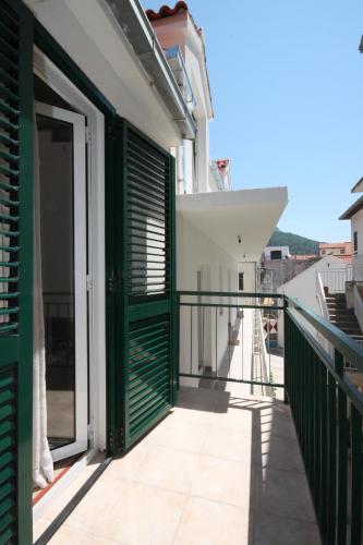 Apartments by the sea Zaostrog, Makarska - 6659