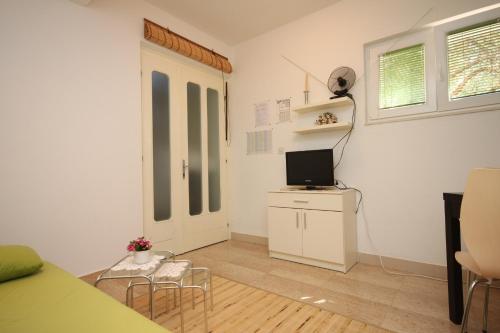 One-Bedroom Apartment with Sea View image 5