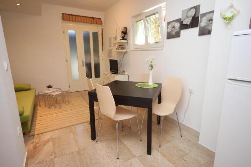 One-Bedroom Apartment with Sea View image 2