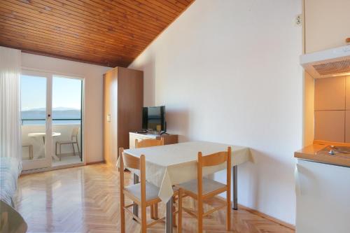 Apartments by the sea Igrane, Makarska - 6653