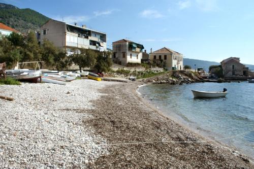 Apartments by the sea Komiza, Vis - 8860