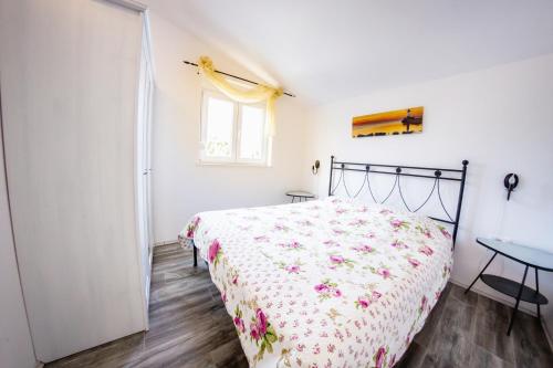 One-Bedroom Apartment with Terrace image 6