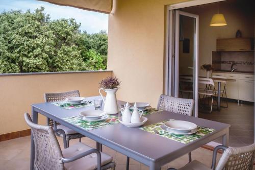 One-Bedroom Apartment with Terrace image 2