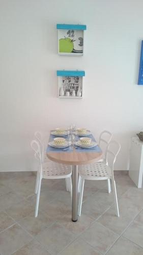 One-Bedroom Apartment with Terrace and Sea View image 3
