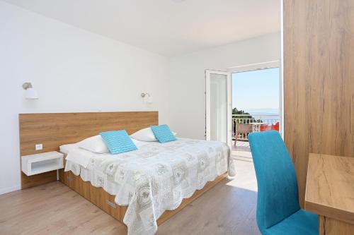 Apartments by the sea Brela Makarska - 6688 - image 5