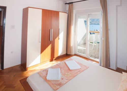 One-Bedroom Apartment with Terrace and Sea View image 3