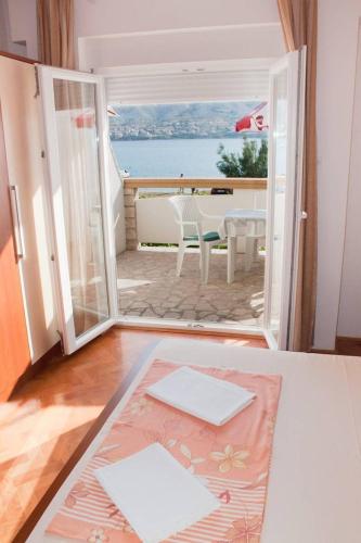 One-Bedroom Apartment with Terrace and Sea View image 4