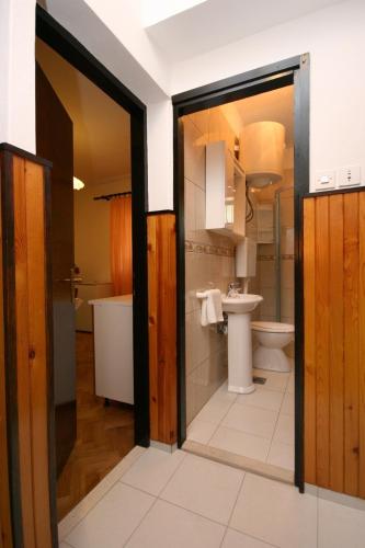 One-Bedroom Apartment with Terrace and Sea View image 1