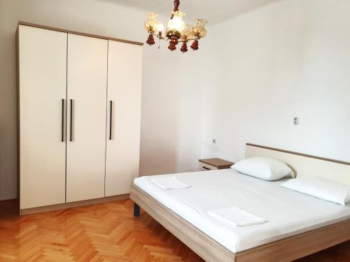 Apartments by the sea Stara Novalja Pag - 6470 - image 2