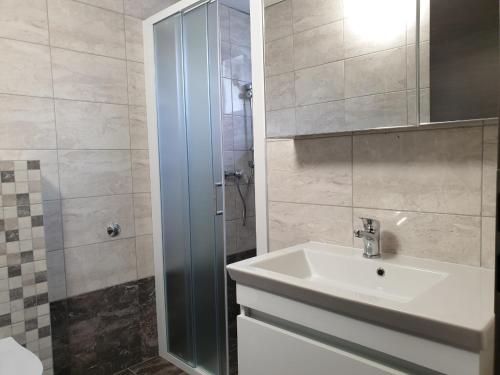 Apartments by the sea Stara Novalja Pag - 6470 - image 6