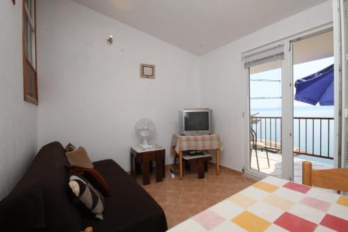 Three-Bedroom Apartment with Terrace and Sea View room in Apartments by the sea Podgora Makarska - 6670