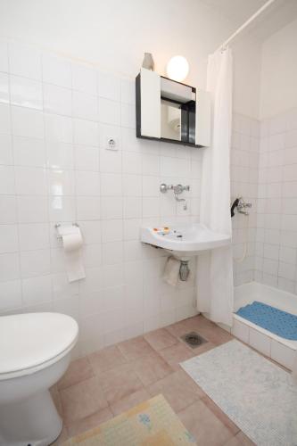 Three-Bedroom Apartment with Terrace and Sea View image 10