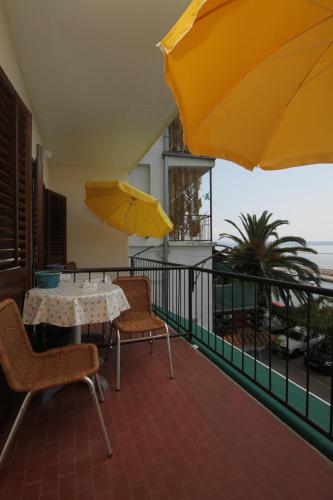 Three-Bedroom Apartment with Terrace and Sea View image 3