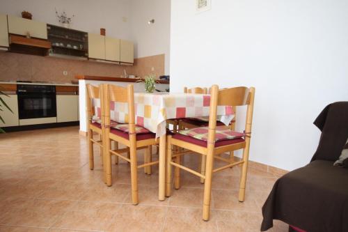 Three-Bedroom Apartment with Terrace and Sea View image 4