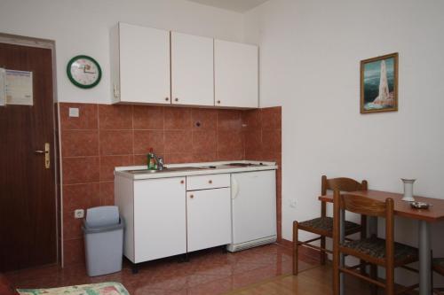 Apartments with a parking space Makarska - 6693 - image 8