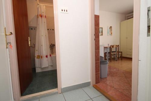 Apartments with a parking space Makarska - 6693 - main image