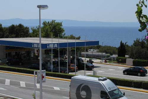 Apartments with a parking space Makarska - 6693 - image 2