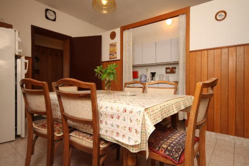 Three-Bedroom Apartment with Terrace and Sea View image 6