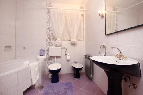 Three-Bedroom Apartment with Balcony and Sea View image 10