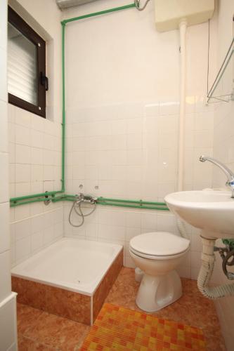 Triple Room with Balcony image 4
