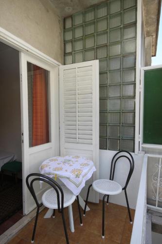 Triple Room with Balcony image 5