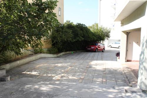 Apartments and rooms by the sea Makarska - 6839 - image 2