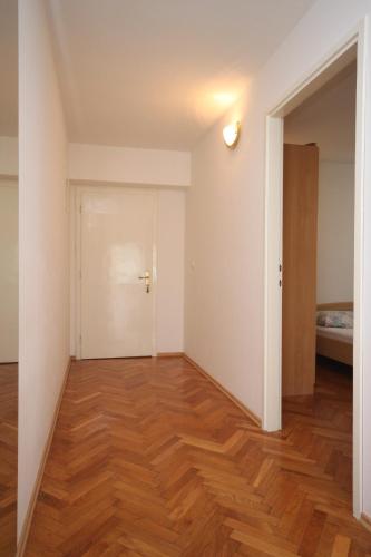 Apartments and rooms by the sea Makarska - 6839 - image 6