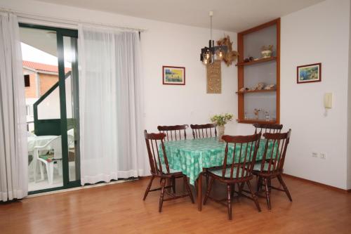 Apartments with parking space Brela - Makarska - 6907 - image 4