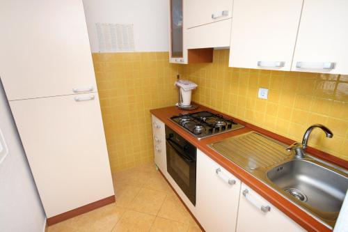 One-Bedroom Apartment with Terrace and Sea View image 8