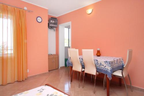 One-Bedroom Apartment with Terrace and Sea View image 6