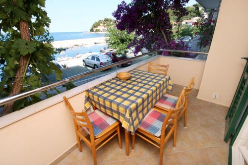 One-Bedroom Apartment with Terrace and Sea View image 5