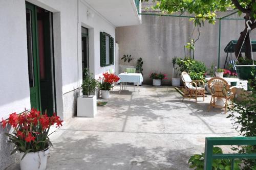 One-Bedroom Apartment with Terrace and Sea View image 3