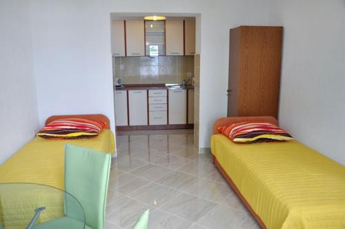 One-Bedroom Apartment with Terrace and Sea View image 4