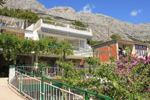  Apartments with a parking space Tucepi, Makarska - 6857 in Tučepi