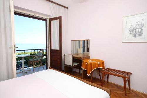 Apartment with Balcony and Sea View image 8