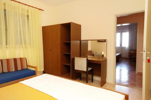 Apartment with Balcony and Sea View image 10