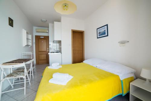 Studio with Balcony and Sea View image 2