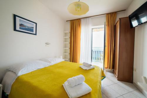 Studio with Balcony and Sea View image 3