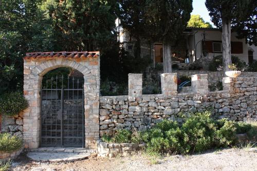 Holiday house with a parking space Maslinica, Solta - 5213