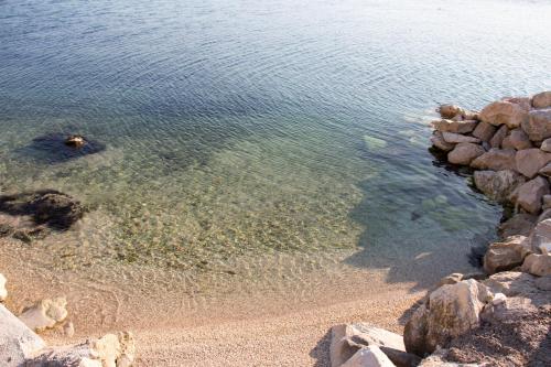  Apartments by the sea Krilo Jesenice, Omis - 17204 in Jesenice
