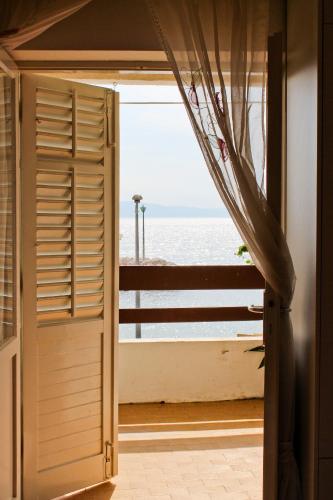 Studio with Terrace and Sea View image 7