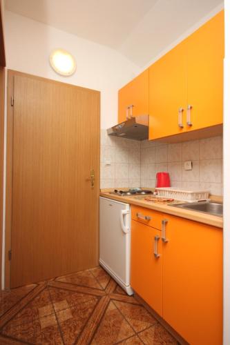 Apartments by the sea Zivogosce - Porat Makarska - 6699 - image 5