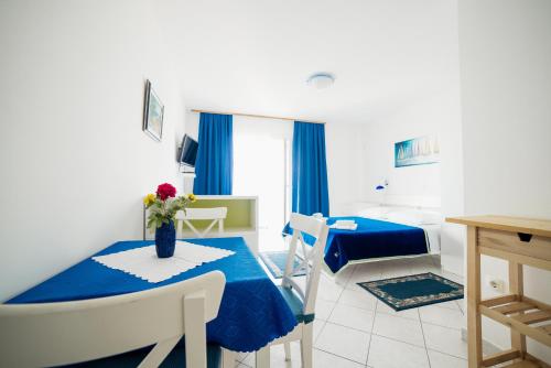 Studio with Balcony and Sea View image 2