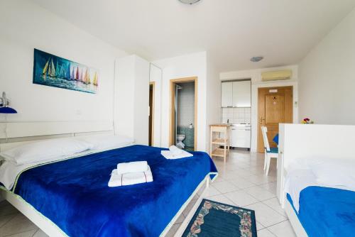 Studio with Balcony and Sea View image 5