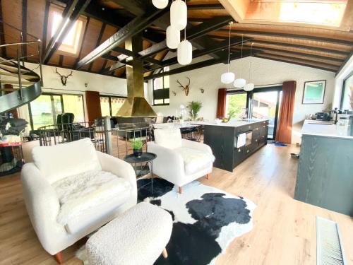 Ski-InOut 4BR Alpen Chalet, Views & Fire in Alt Sankt Johann, Schweiz