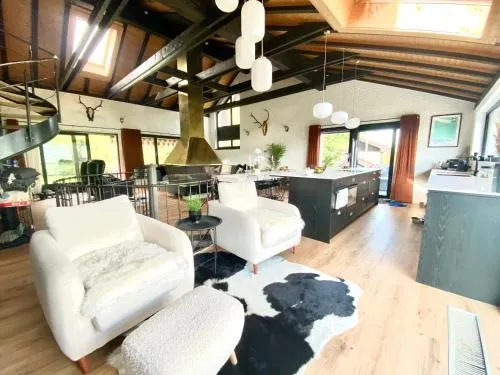 Ski-InOut 4BR Alpen Chalet, Views & Fire in Alt Sankt Johann, Schweiz