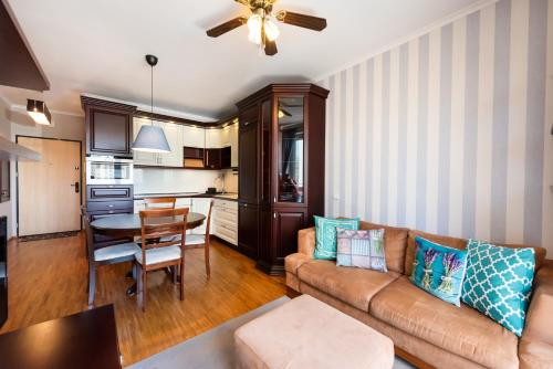Metro Wilanowska Homely Apartment by BookingHost, Warsaw