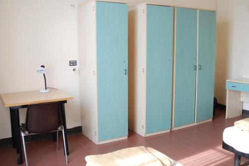 2 twin beds, 2 bunk beds