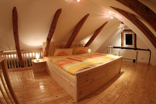 1 queen bed, 1 sofa bed