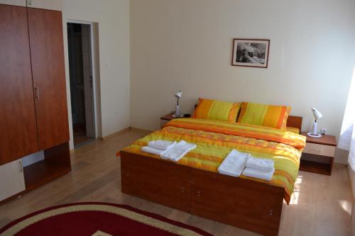 1 double bed, 1 twin bed